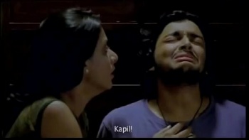 Солидная красотка присела на кровать сверху