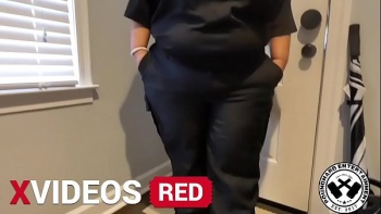 Она быстренько достала вибратор