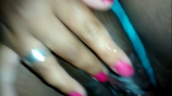 Поэтому он ставит студентку в позу