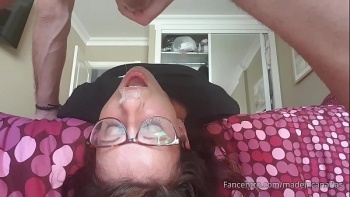 Очень замечательная девушка сделала минет и получила пропихон в киску