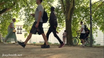 Натурщики ласкаются пока художник пишет картину