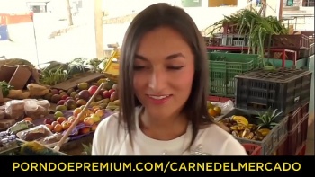 Выставляя напоказ свою пикантную попочку