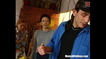 Молоденькая крошка с косичками трахается со зрелым волосатым мужиком