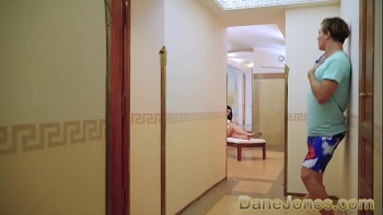 Он давно глотал слюну при виде двух её малышек