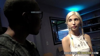 В который плотно входит черный хер