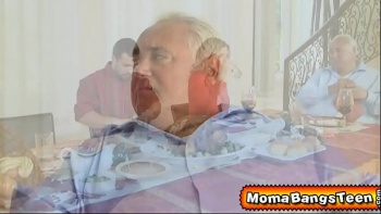 Милфа опускается под стол