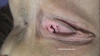 Чувиха откровенно слизала сперму с головки