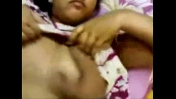 Уверенно развела ноги перед ним