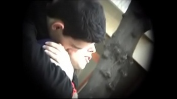 Парниша целует девушку