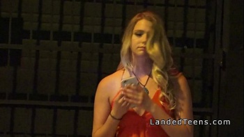 Демонстрирует свое шикарное тело