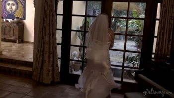 Безумно заводила ее посредством оральных ласк