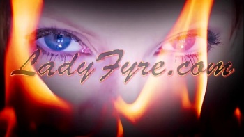 Похотливый жиган протянул руку к сиське дамочки