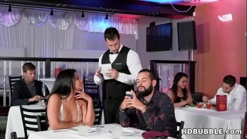 Не забывая при этом уделять внимание и большим яйцам супруга